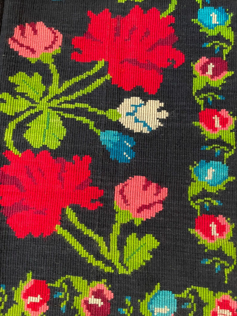 Miniaturbild: Wunderschöner handgewebter Blumenteppich aus Wolle im böhmischen Design