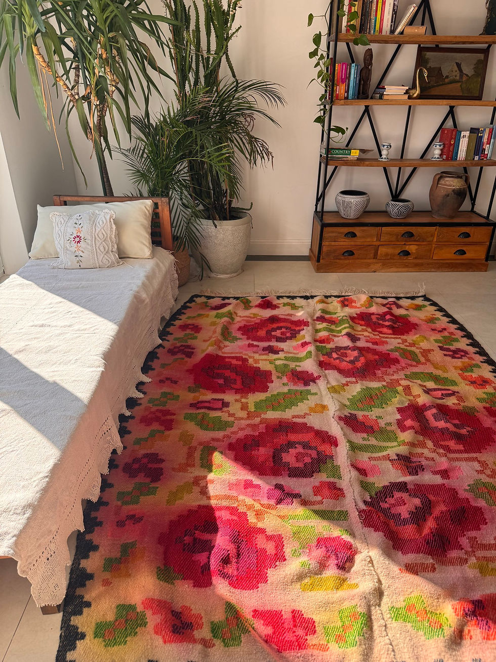Miniatura: White fluffy carpet with big flowers 