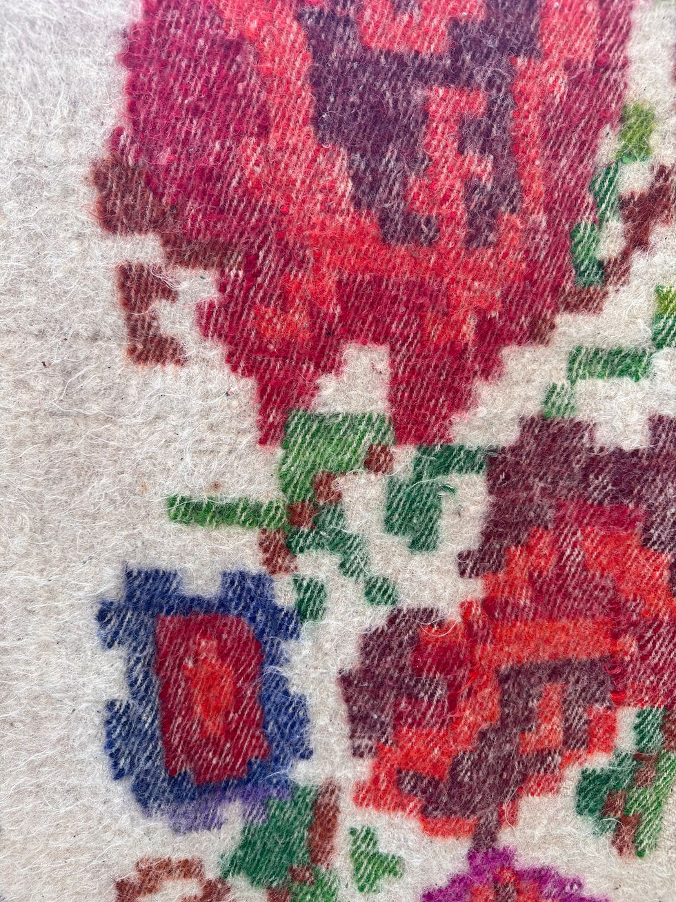 Miniatura: White fluffy wool carpet with floral pattern 