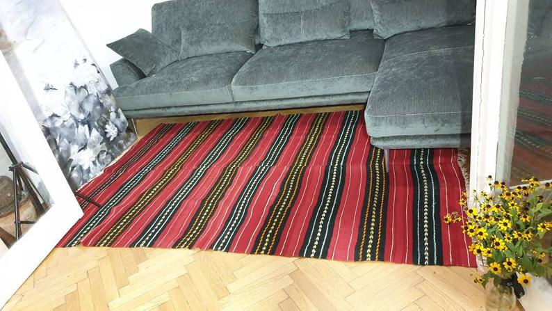 Miniaturbild: Handgefertigter Wollteppich oder zwei Läufer mit burgunderfarbenem Hintergrund und modernem Design