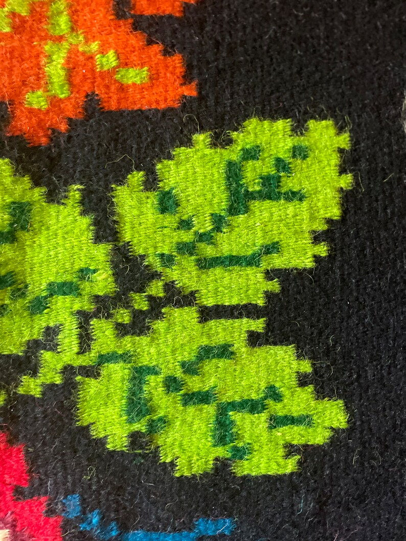 Miniaturbild: Vintage-Kelim-Teppich aus rumänischer Wolle mit Blumenmuster und rosa und braunen Akzenten