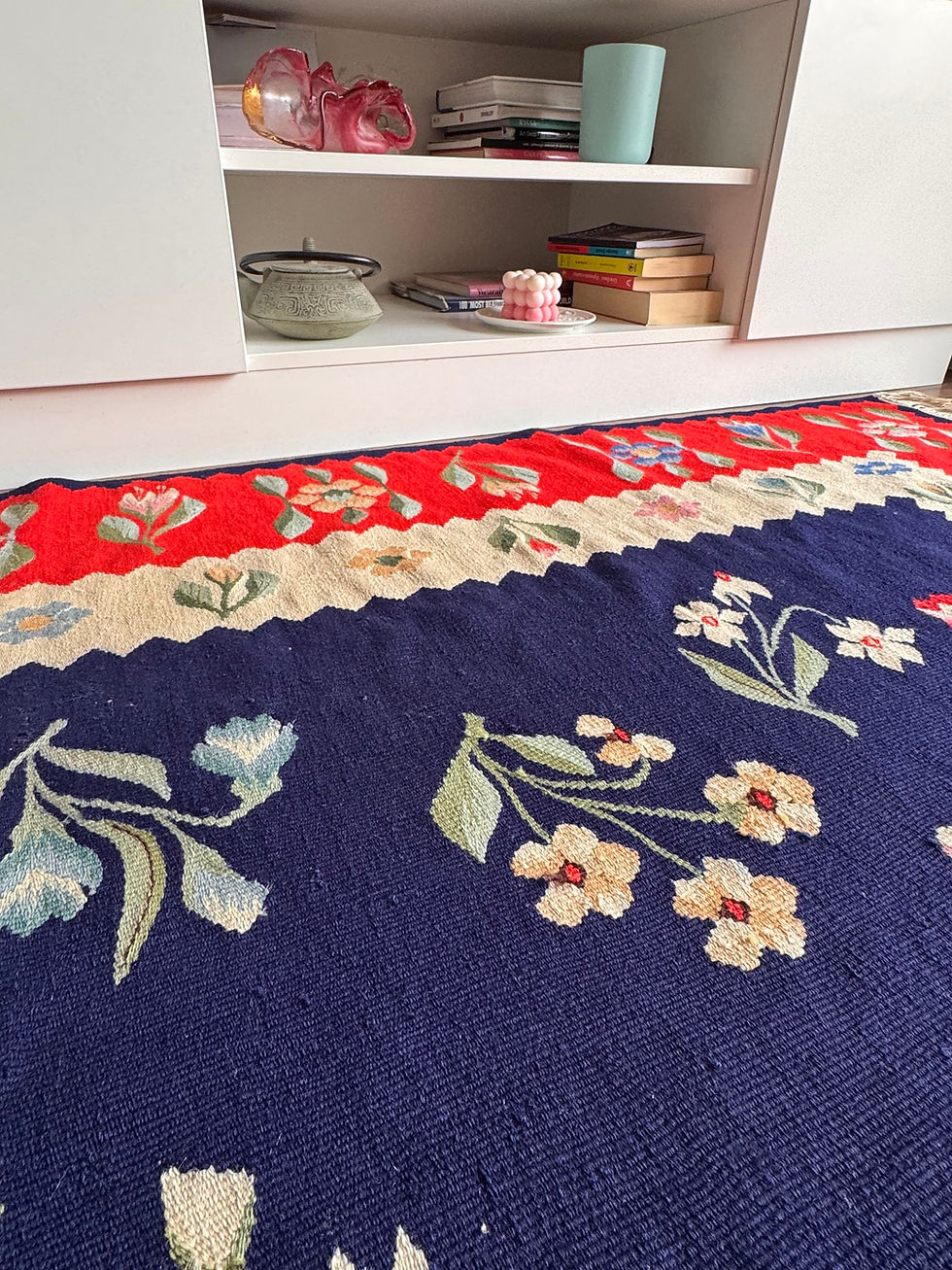 Miniatura: Beautiful floral Oltenia carpet on a blue and red background 