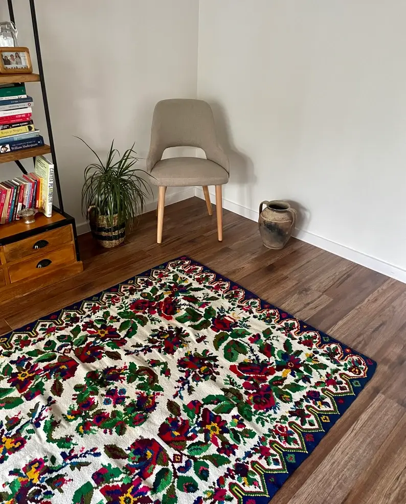 Miniatura: Alfombra floral vintage blanca hecha a mano en Rumania, hermosas flores