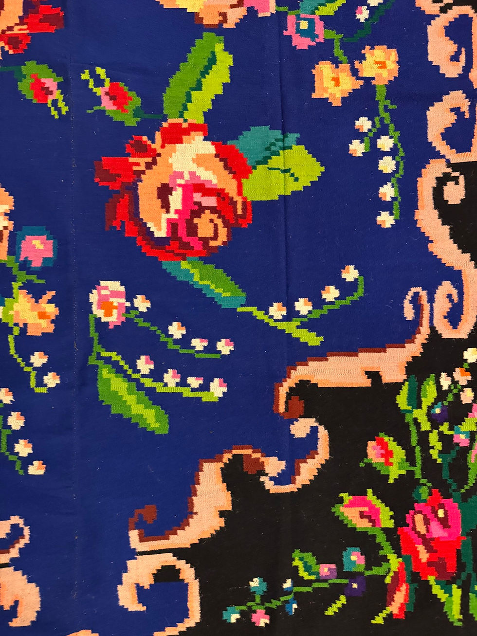 Miniaturbild: Floral wool vintage rug on blue background made by hand Transylvania