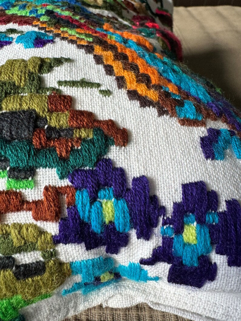 Miniatura: Colorful embroidered pillow case with a bird and flowers from Maramures Romania