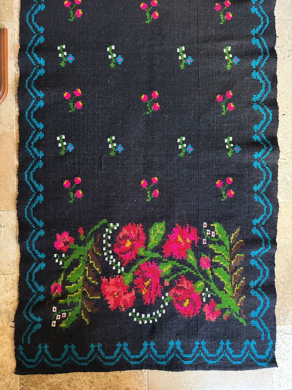 Miniatura: Black wool handwoven carpet with floral design 