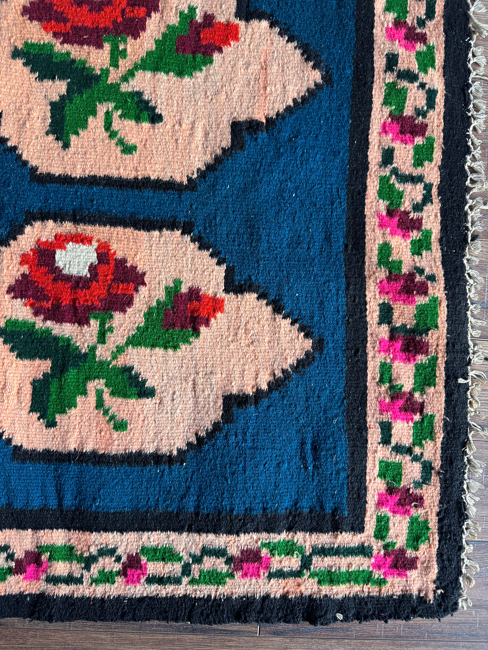 Miniatura: Blue vintage carpet with roses