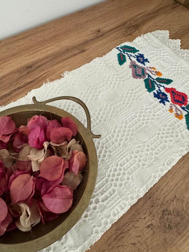 Miniaturbild: Vintage Romanian decorative towel with charming floral design