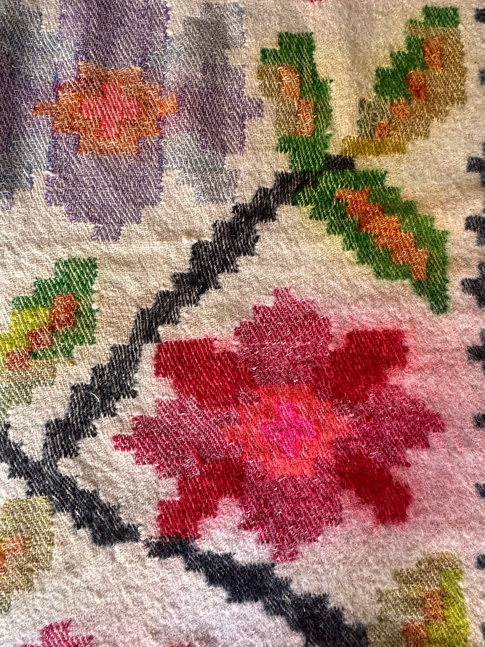Miniatura: Vintage White fluffy carpet with big flowers 
