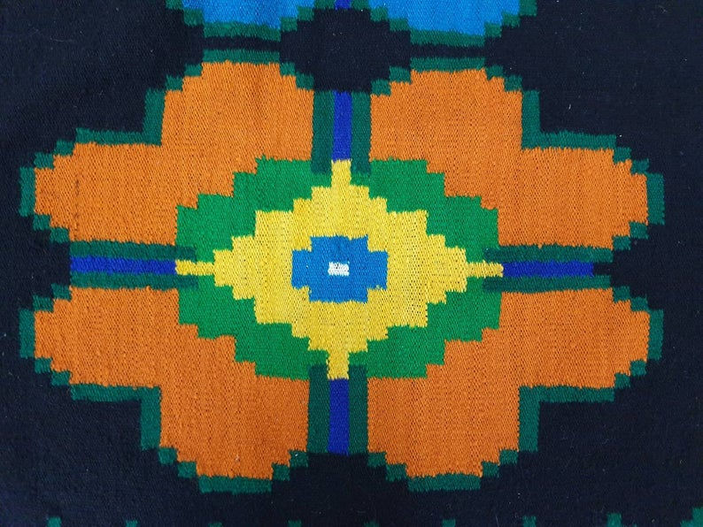 Miniaturbild: Rumänischer handgewebter Teppich mit gelben, orangefarbenen, grünen und blauen Blumen