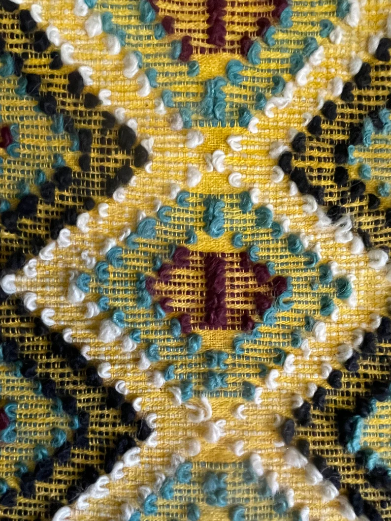 Miniaturbild: Handgewebter Vintage-Akzent-geometrischer rumänischer Teppich in Gelb mit Akzentfarben