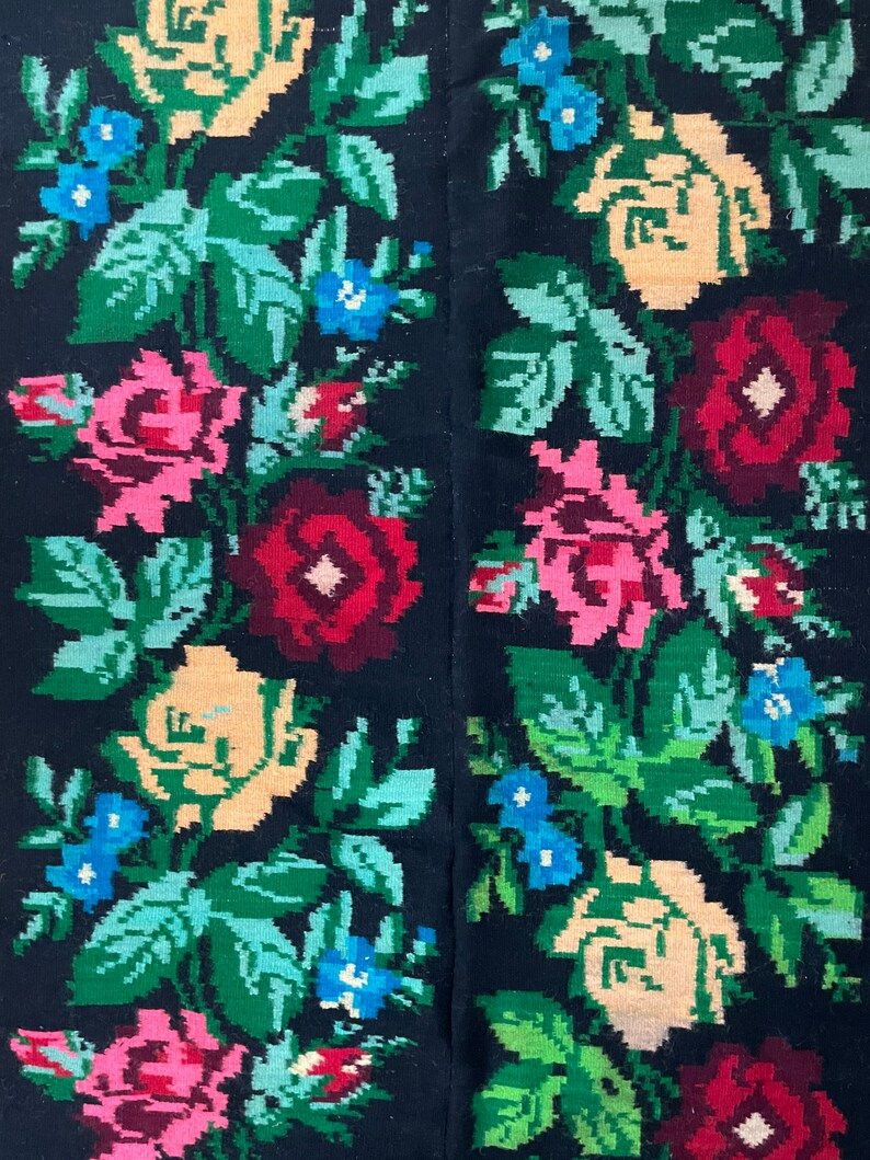 Miniatura: Magnífica alfombra bohemia con diseño floral hecha a mano en Rumania