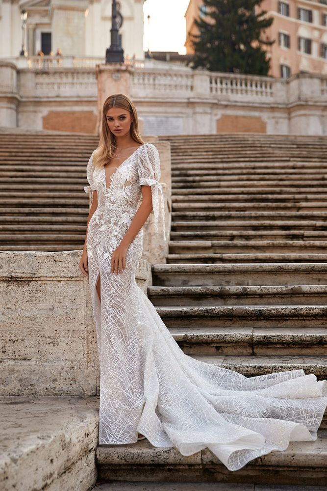 Bella sposa con abito da sposa Sposami Atelier su una scala di Malesia.