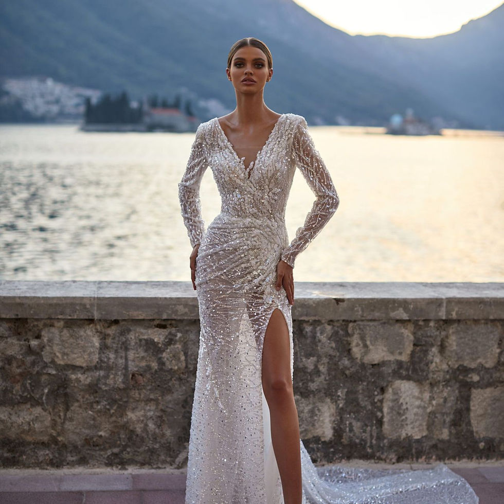 Elegante sposa indossa abito da sposa, Sposami Atelier, sullo sfondo mare e montagne.