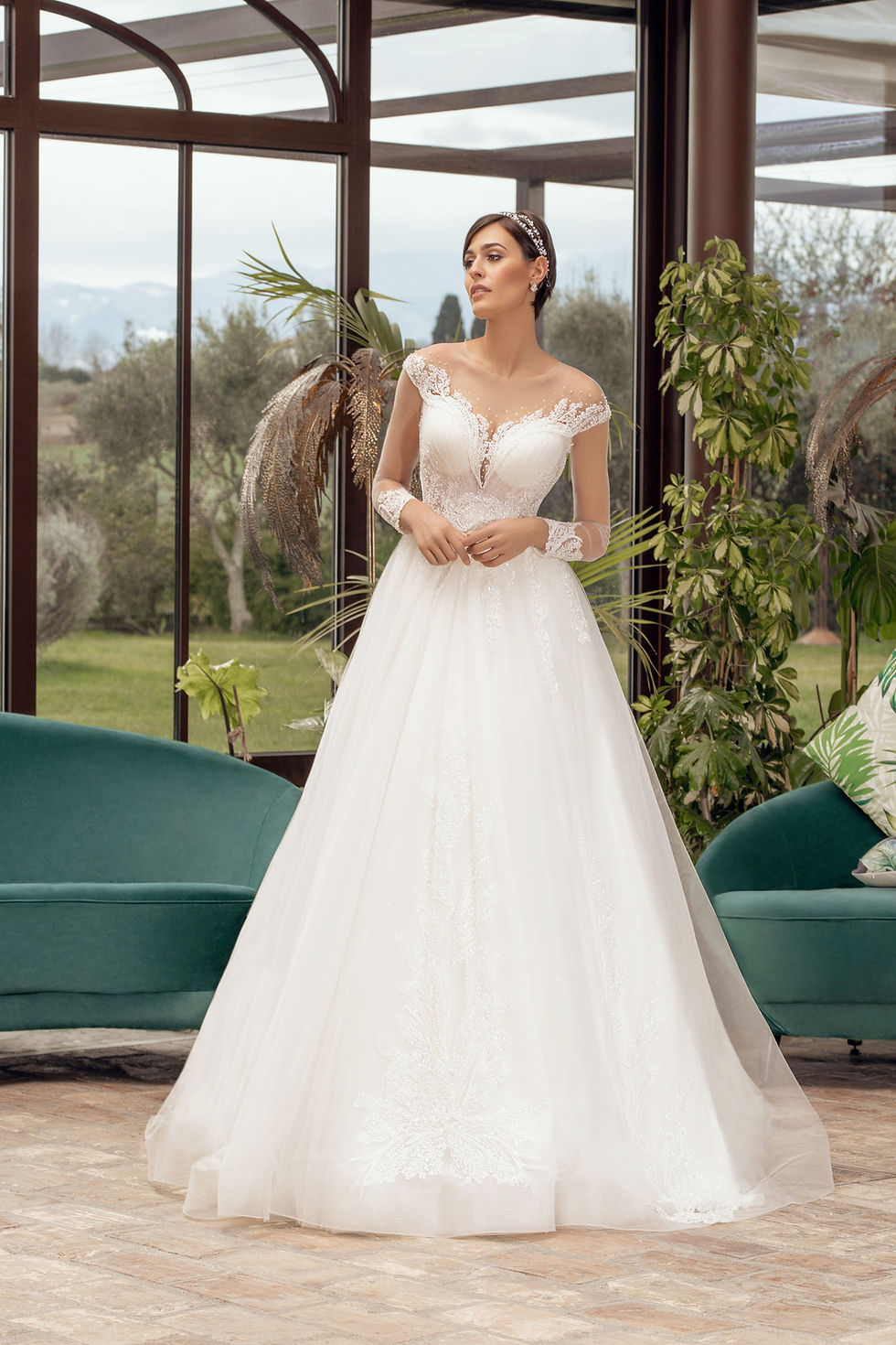 Sposa con abito bianco; elegante look Sposami Atelier per il matrimonio.