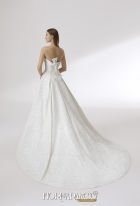 Sposa di spalle con abito da sposa bianco, velo lungo, A20, Sposami Atelier.