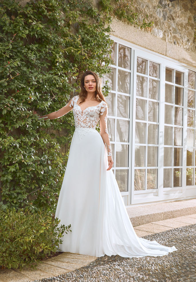 Sposa in abito bianco con dettagli floreali, Ludmila in un giardino Sposami Atelier
