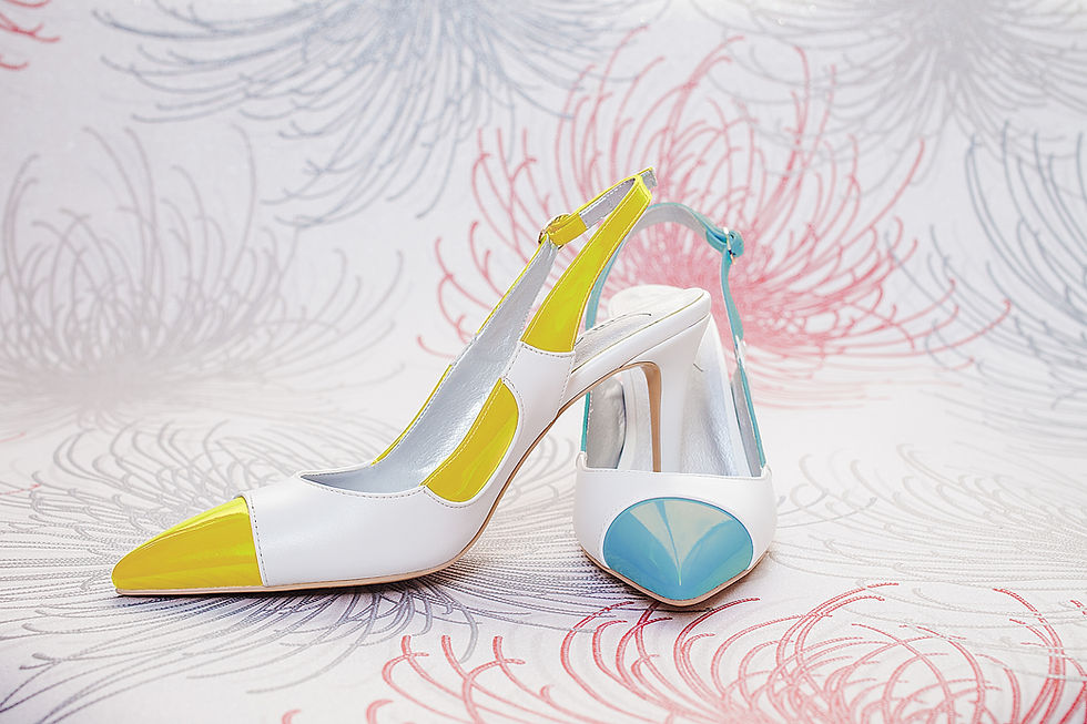 Thumbnail: scarpe chanel slingback bianche pelle vegana con punta spaiata giallo e blu