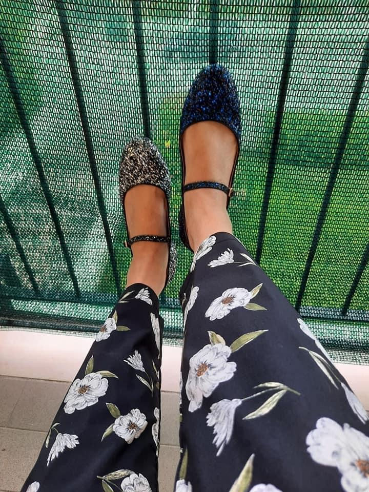 Thumbnail: scarpe mary-jane o scarpe dorothy glitterate spaiate argento e blue