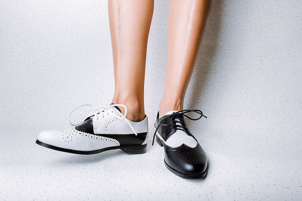 Miniatura: mismatched black and white oxford shoes
