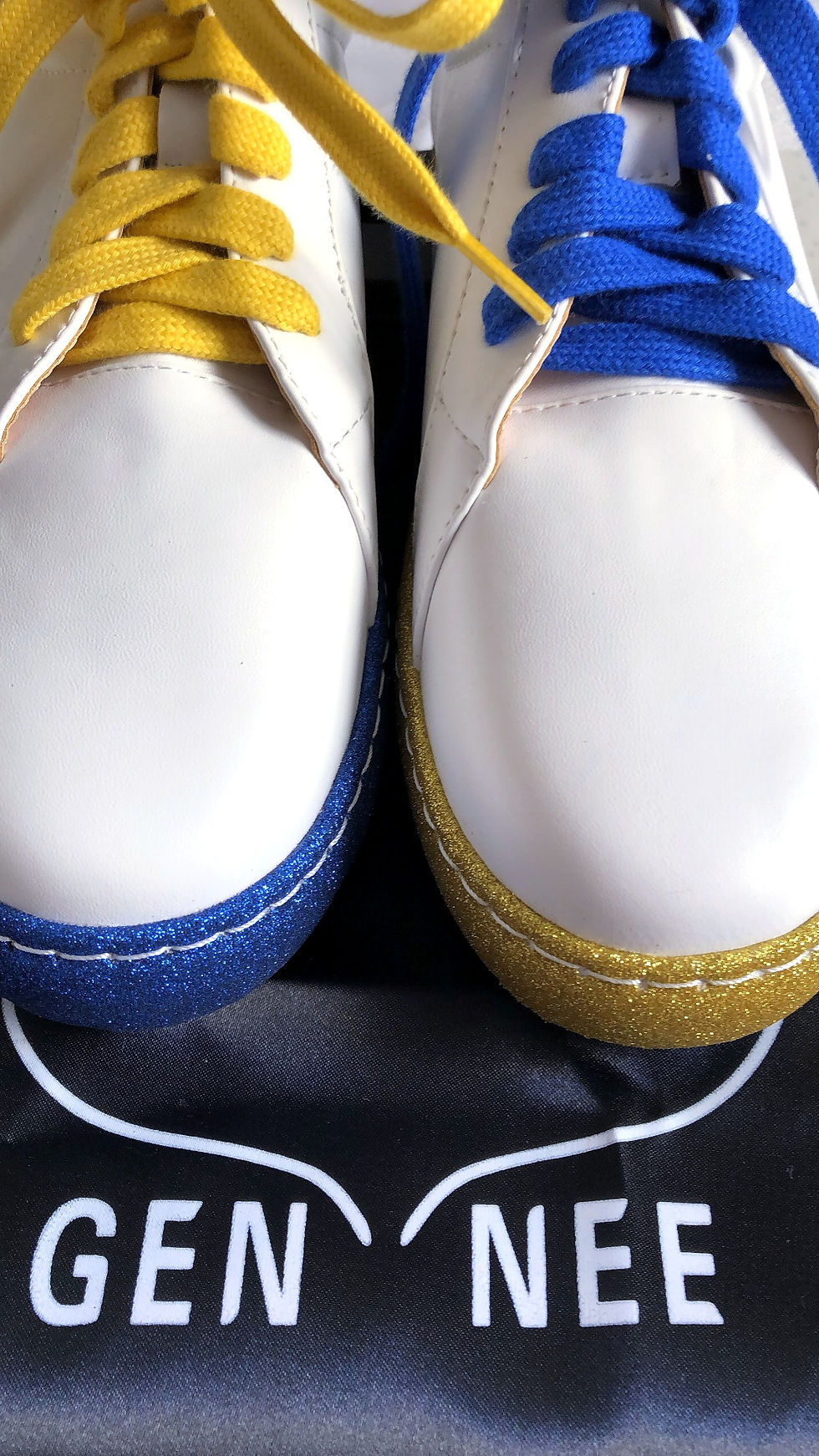 Thumbnail: lacci spaiati per sneakers giallo e blu