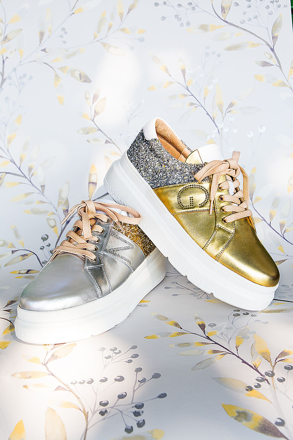 Miniatura: mismatched sneakers gold and silver sneaker spaiate oro argento