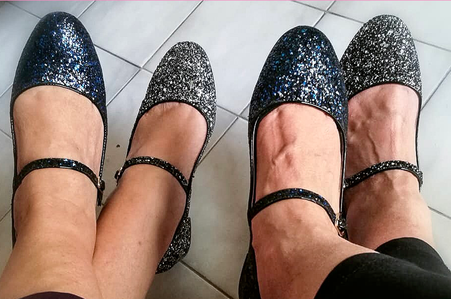 Thumbnail: scarpe mary-jane o scarpe dorothy glitterate spaiate argento e blue