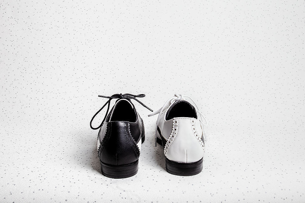 Miniatura: scarpe stringate spaiate bianco e nero