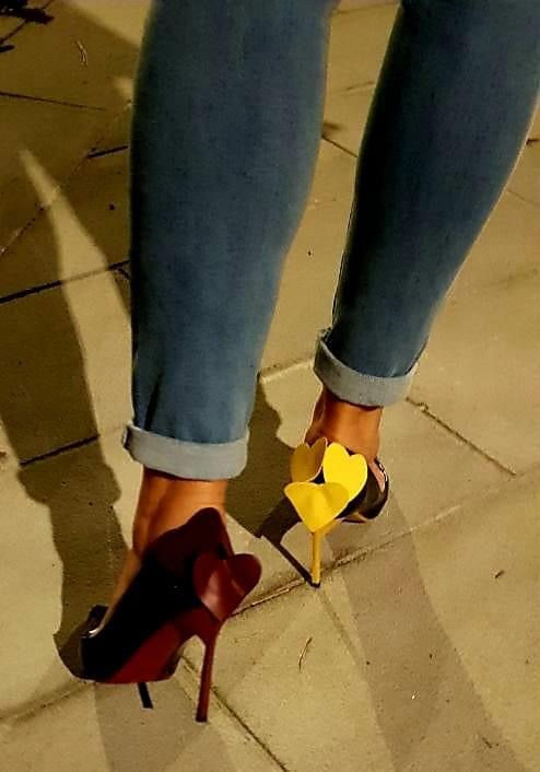 Miniatura: black patent leather decollété with mismatched heels, soles and hearts ornaments yellow and red