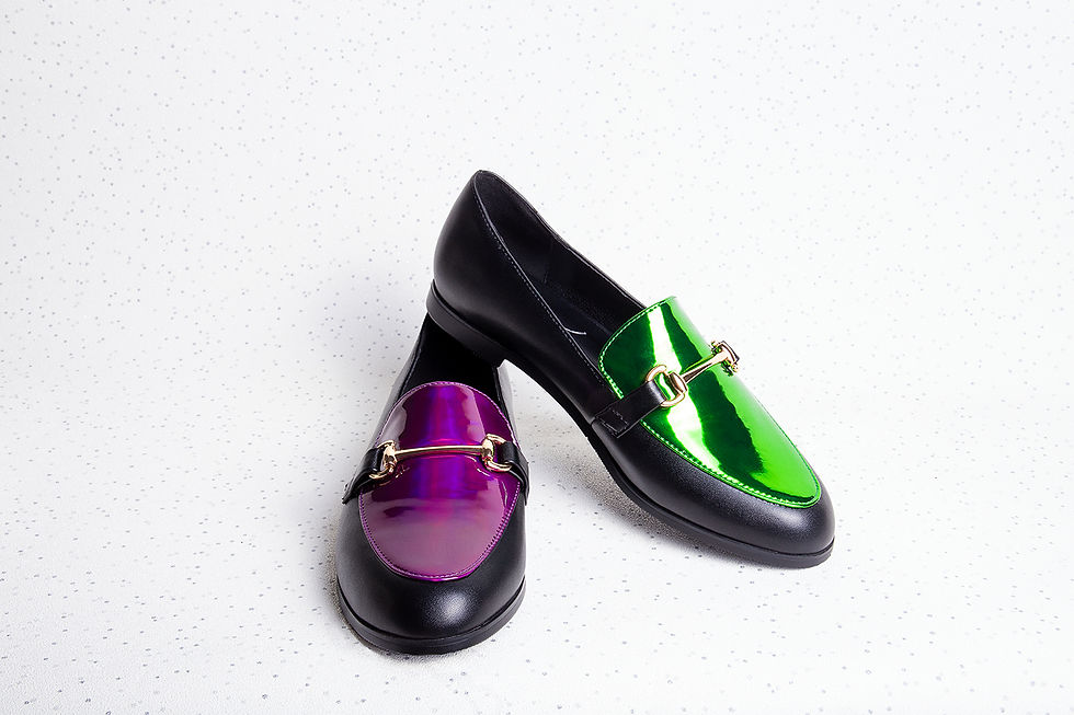 Thumbnail: mocassini neri con linguetta spaiata di vernice verde e viola