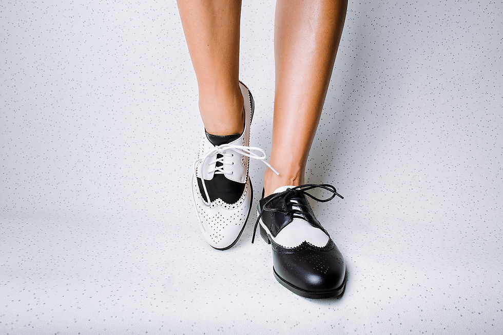 Miniatura: scarpe stringate spaiate bianco e nero