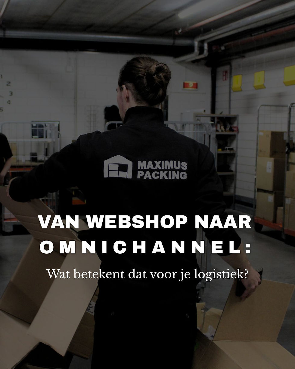 Persoon pakt dozen in magazijn. Tekst: "Van webshop naar omnichannel: Wat betekent dat voor je logistiek?" Sfeer is zakelijk en efficiënt.