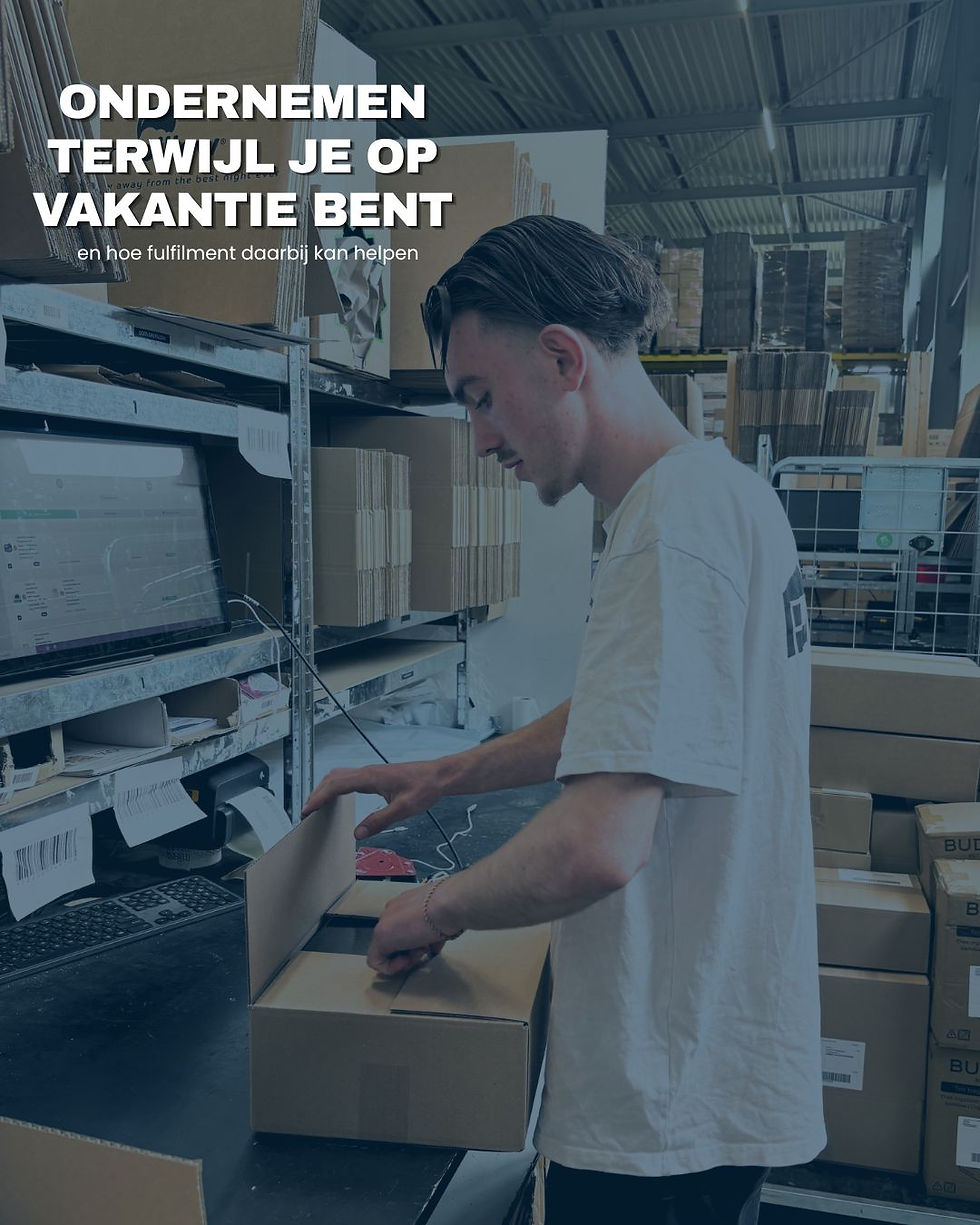 Man verpakt een doos in een magazijn; op beeld staat: Ondernemen terwijl je op vakantie bent.