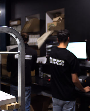 Medewerker is dozen aan het inpakken