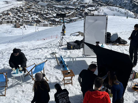 Plateau de tournage dans la neige en pleine montagne dans les Alpes Française