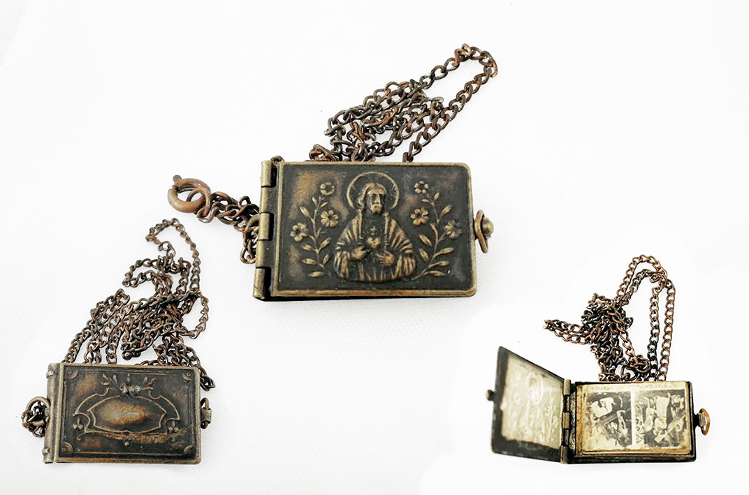 Colgante de metal antiguo con Vía Crucis en su interior y detalles