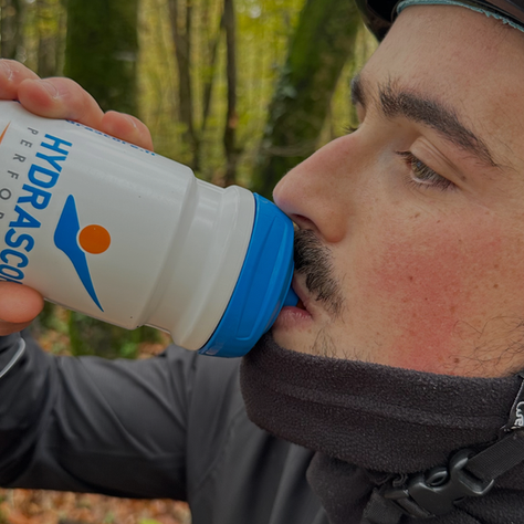 Sportif qui boit dans une gourde Hydrascore