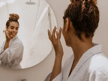 une femme qui prend soin de sa peau