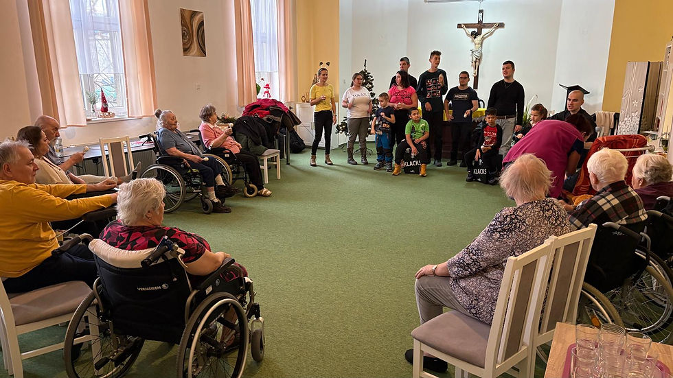 Žáci přinesli seniorům radost zpěvem i drobnými dárky