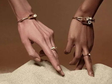 Da ngăm đen nên đeo vàng hay bạc? Lời khuyên từ chuyên gia