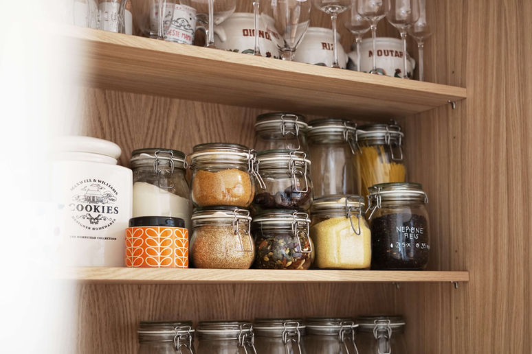 Alles an seinem Platz: Maßgenaue Regalsysteme in Handarbeit gefertigt.