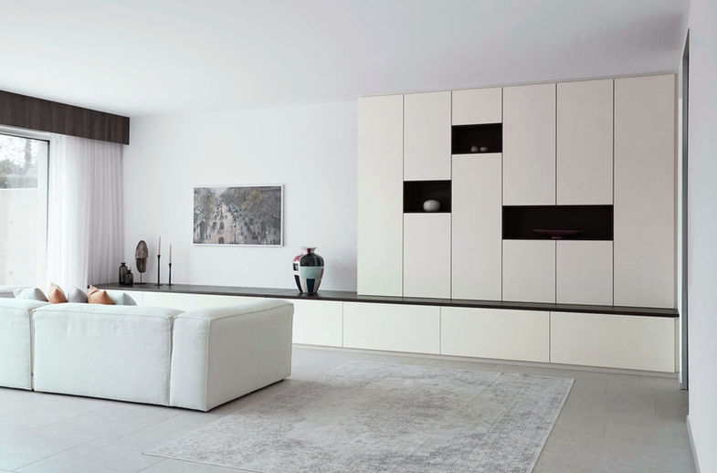 Wohnwand helle Front mit dunklem Holz kombiniert