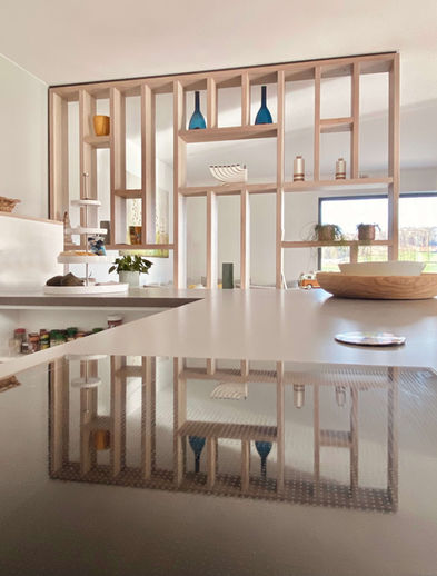 Deckenhohe Trennwand aus Holz, die individuell mit Dekoration ausgestattet werden kann.