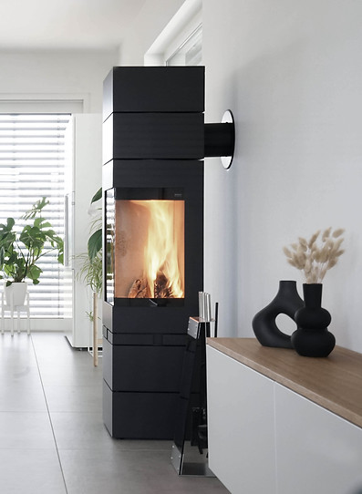 Loderndes Holzfeuer im drehbaren Skantherm Elements Eck mit modernen und geradlinigem Design.