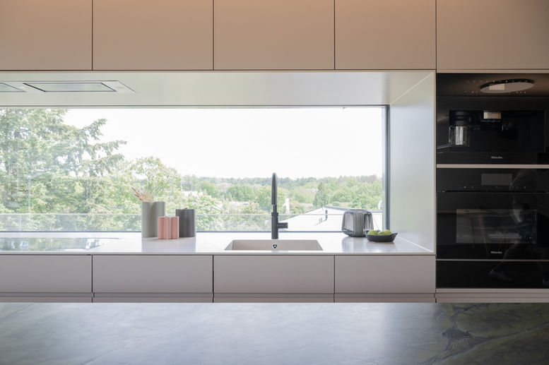 Küche mit Spülbecken, Stauraum und Elektrogeräten.