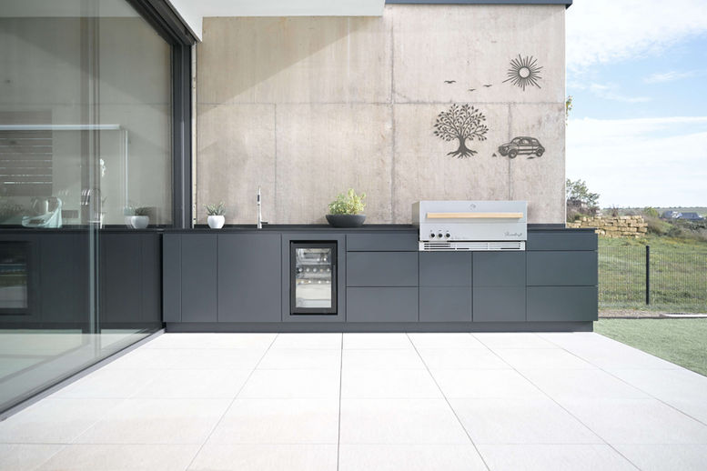 Aussenküche mit Flammkraft-Gasgrill. 