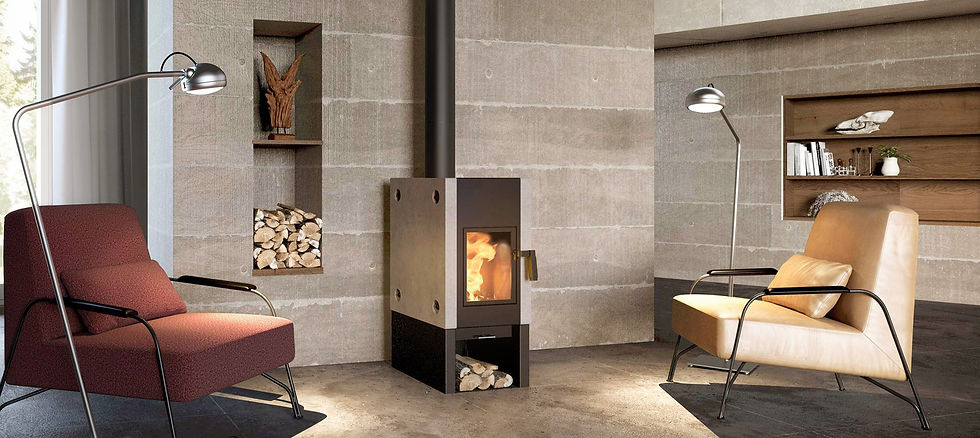Brennender Kaminofen im Industrial Style in einem modernen Wohnzimmer
