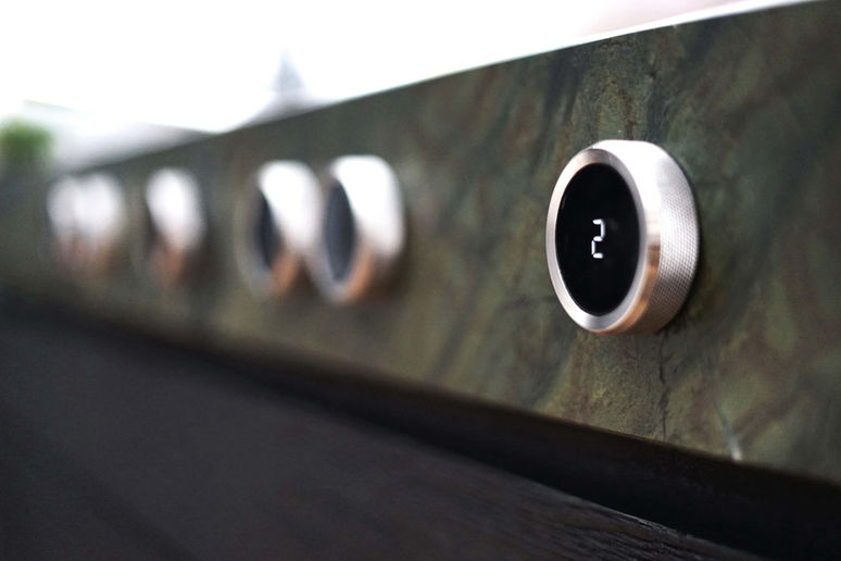 Küche mit grüner Steinplatte und Bora Küchengeräte