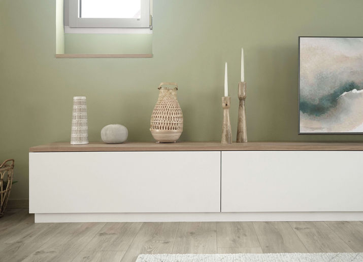 Nahaufnahme von TV-Möbel aus weißen Fronten und naturbelassenem Holz als Oberplatte. 