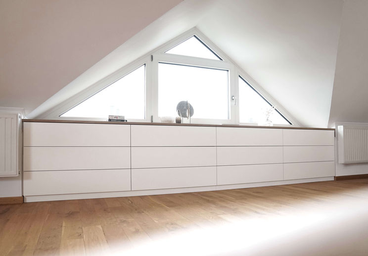 Maßgefertigte Einbauschränke in weiß.